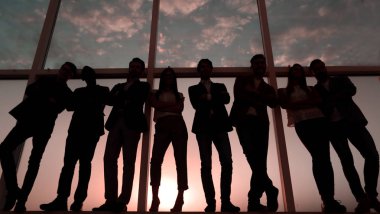 tam büyüme. iş takım ayakta ofis pencere yakınındaki