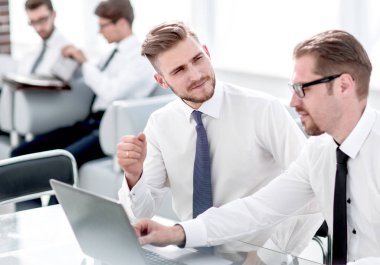 geçerli bilgi vasıl okul sırası tartışırken iş arkadaşları