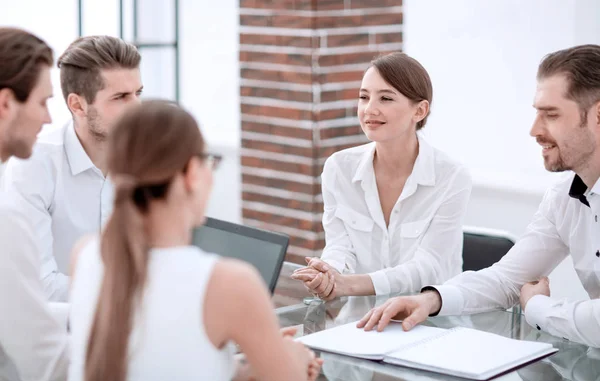 Business-team som diskuterar ny affärsplan — Stockfoto