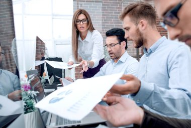 işadamı finansal belgeler atar