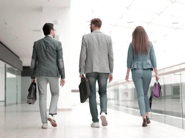 Bakre view.employees promenad ner hall of Businesscenter — Stockfoto