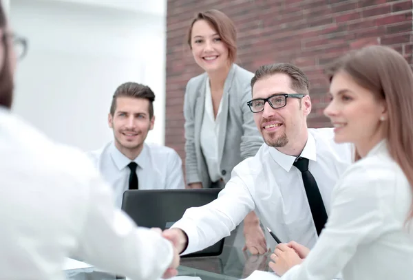 Empresarios se dan la mano en una reunión de trabajo — Foto de Stock