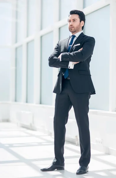 En pleine croissance.homme d'affaires confiant debout dans un bureau lumineux — Photo