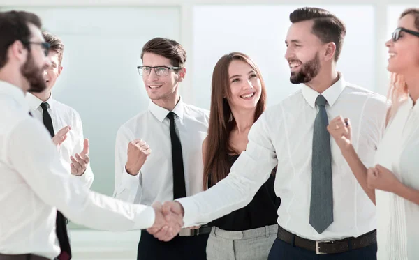 Boldog üzleti csapat keres egy kézfogás, üzleti partnerek — Stock Fotó