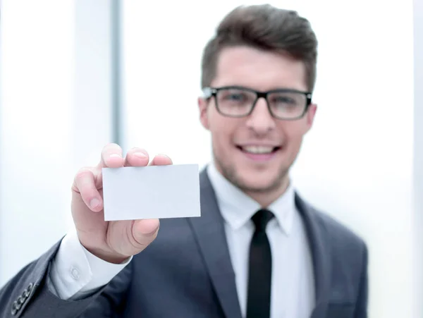 Sluit up.successful zakenman tonen zijn visitekaartje — Stockfoto