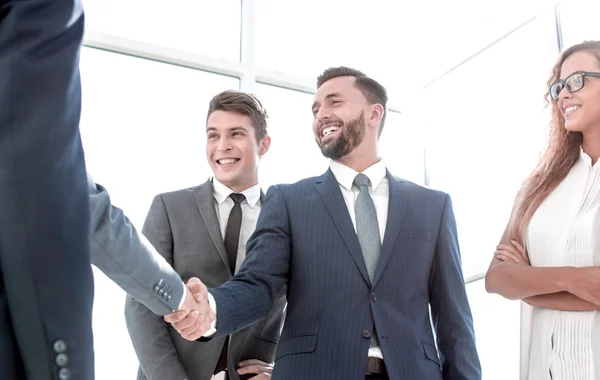 Stretta di mano di giovani partner commerciali in ufficio — Foto Stock