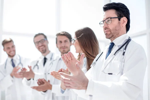 Groupe de médecins applaudissements, debout à l'hôpital — Photo