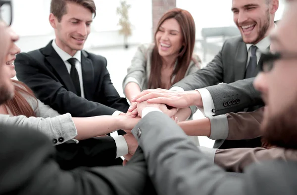 Grupo de empresários mostrando sua unidade . — Fotografia de Stock