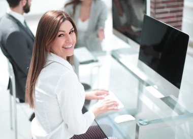 Masasında oturan bir genç yaş