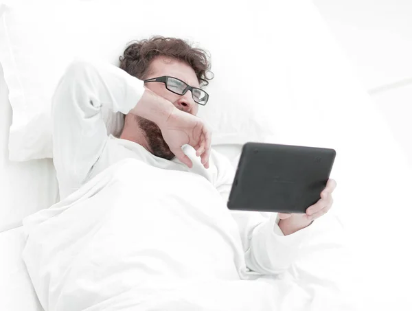 Imagem de fundo. homem lendo no tablet digital . — Fotografia de Stock