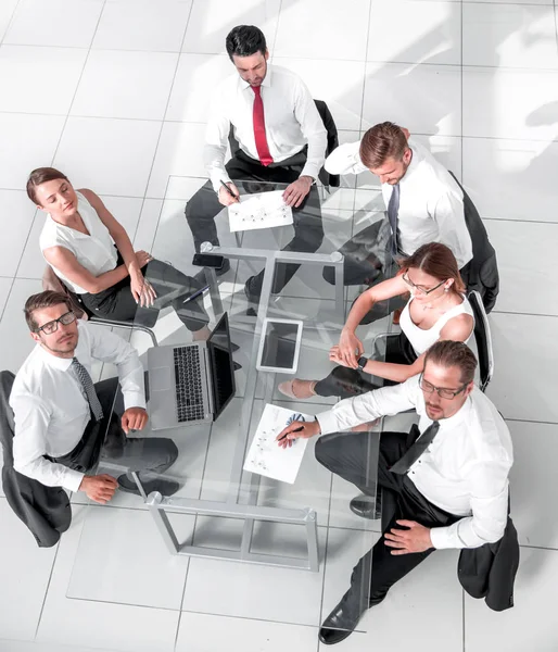 Företag som arbetar runt ett konferensbord — Stockfoto