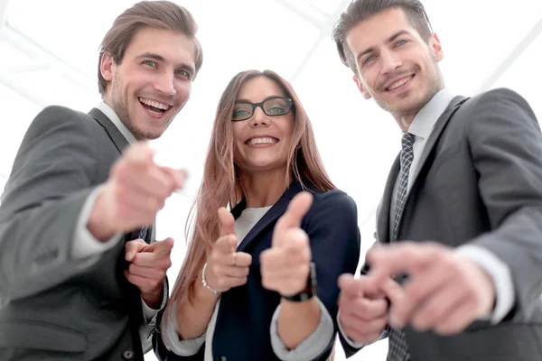 En grupp affärsmän som pekar på dig. — Stockfoto
