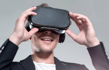 Gri arka planda duran havalı iş adamı