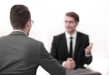 iş ortakları bir masada oturup konuşmak