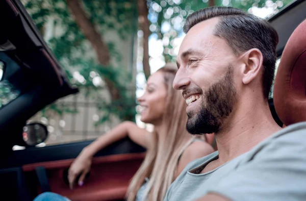 Close up.sorrindo homem dirigindo um carro de luxo — Fotografia de Stock
