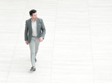 işadamı güvenle ileri adımlar