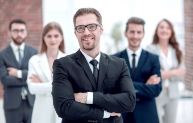 iş ekibi önünde emin iş adamı.