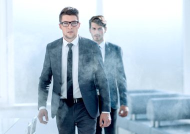 Ofiste, duman genç mühendisler