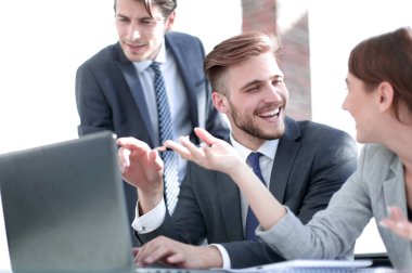 gülümseyen iş online haber tartışıyor