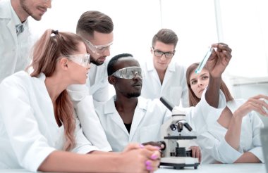 Grup genç klinisyenler deneme araştırma laboratuvarında