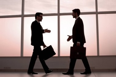 İş adamları el sıkışmak için ellerini uzatıyor.