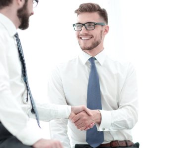 Kapat. İş adamlarının el sıkışması hafif bir arkaplanda