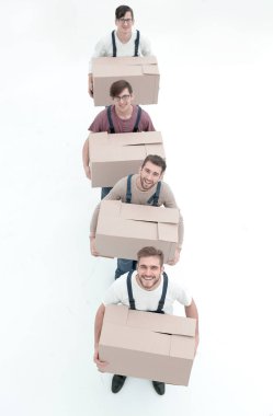 Kutuları üst üste beyaz izole, ayakta tutan genç Nakliyeciler 