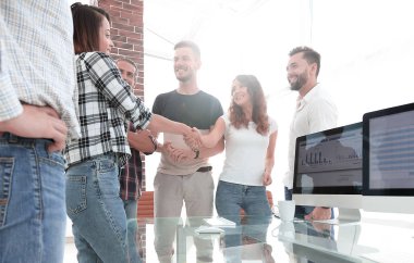 el sıkışma genç tasarımcı ve istemci