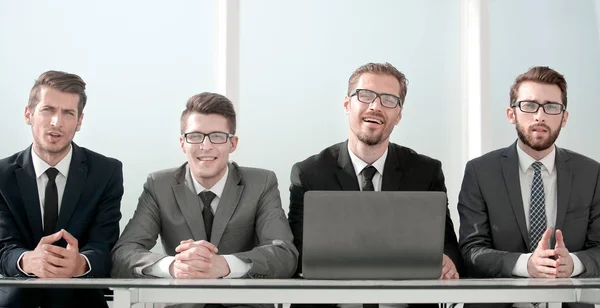 Grupo de empresários sentados na mesa . — Fotografia de Stock