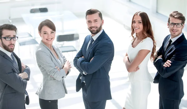 Vista laterale. uomini d'affari di successo in piedi insieme — Foto Stock