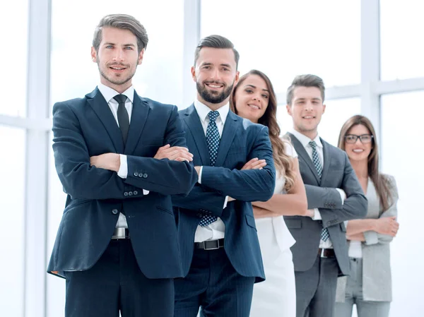 En pleno crecimiento.hombre de negocios de pie frente a su equipo de negocios . —  Fotos de Stock