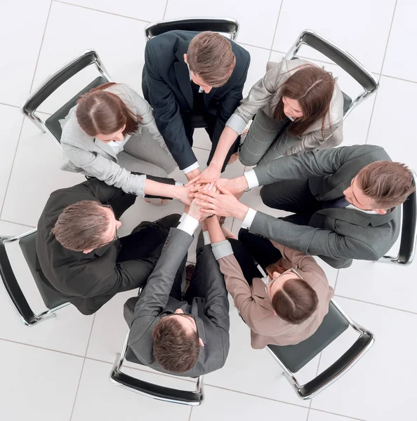 Top view.un equipo de personas de ideas afines sentados en un círculo — Foto de Stock