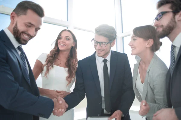 Fecha. handshake parceiros de negócios no escritório — Fotografia de Stock