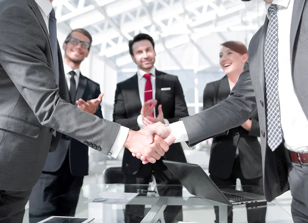 Kézfogás üzleti partnerek állandó az irodában — Stock Fotó
