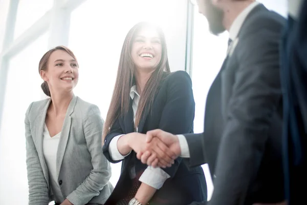 Seitenansicht. Handschlag Geschäftsleute — Stockfoto