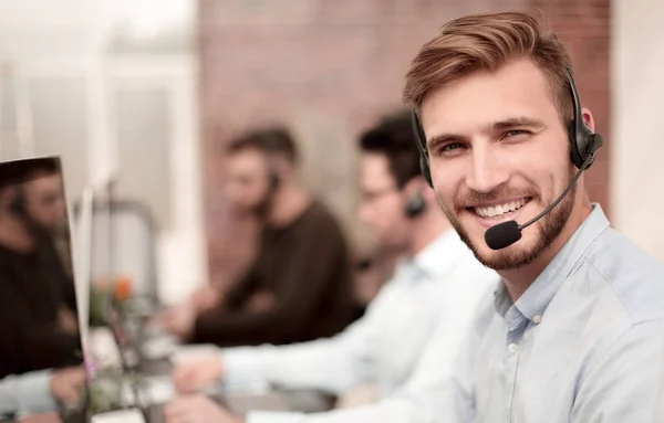 Sorridente equipe do centro de negócios sentado na mesa — Fotografia de Stock