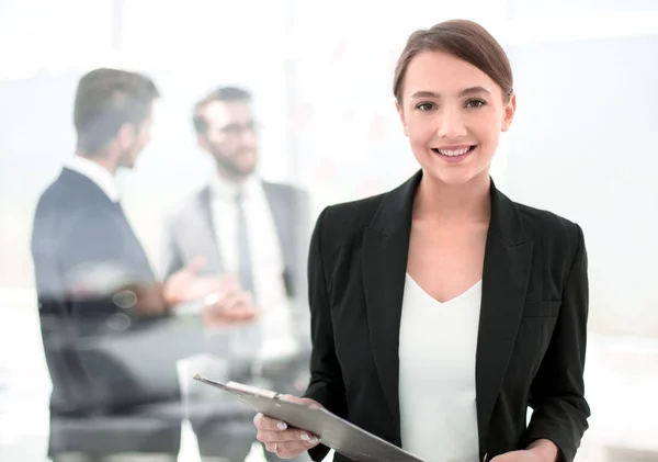 Joven mujer de negocios con portapapeles — Foto de Stock