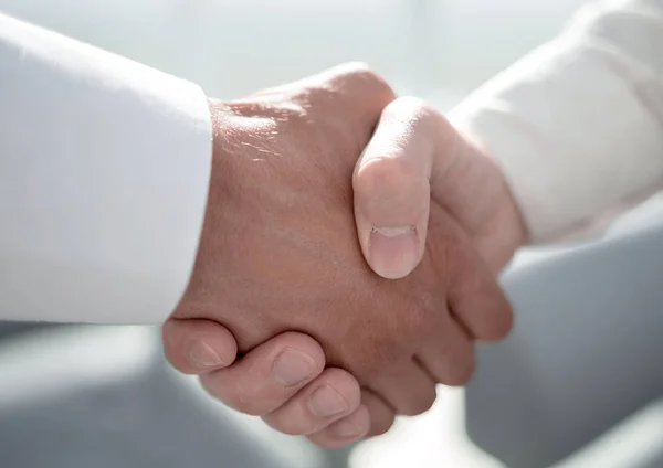 Zbliżenie.rzetelny uścisk dłoni partnerów biznesowych — Zdjęcie stockowe