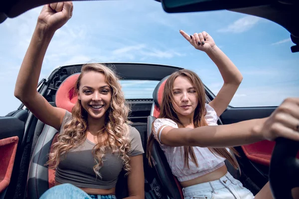 Arabaya binmek zevk iki mutlu kadın. — Stok fotoğraf