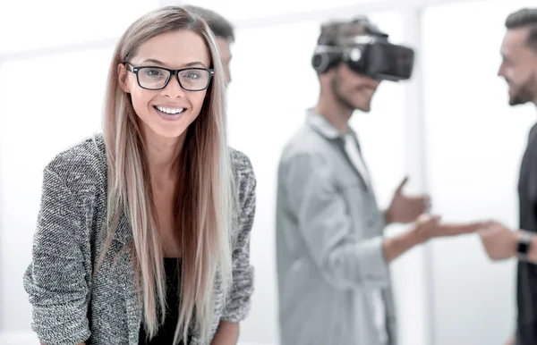 Business team van drie medewerkers op virtuele reality toepassingen en spelletjes — Stockfoto
