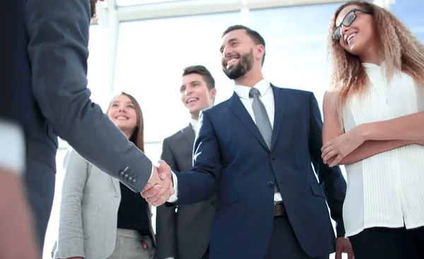 Бізнес-партнери вітають один одного рукостисканням — стокове фото