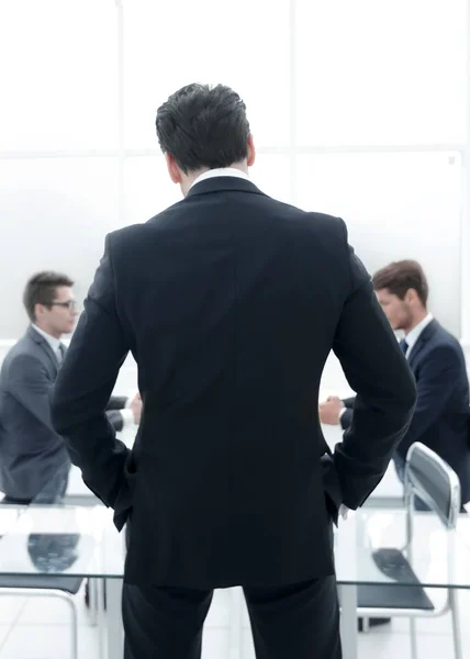 Bakre view.businessman stående i konferensrummet — Stockfoto