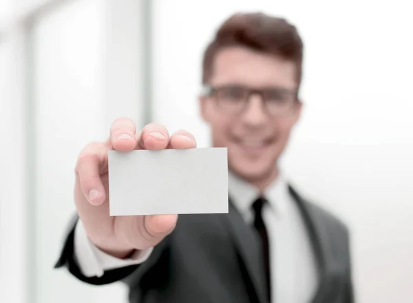 Hombre de negocios close up .successful mostrando su tarjeta de visita — Foto de Stock