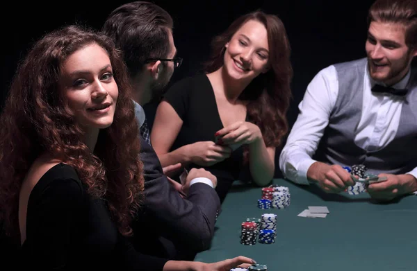 Jugadores sentados en la mesa de juego en el casino —  Fotos de Stock