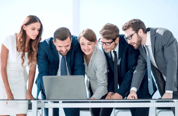 Equipo de negocios realiza un seguimiento de la información en línea —  Fotos de Stock