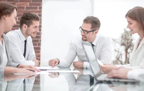 Businessman talking with employees at a business meeting — Stock Photo, Image