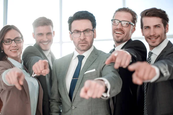 Une équipe d'affaires souriante et diversifiée qui vous pointe du doigt — Photo