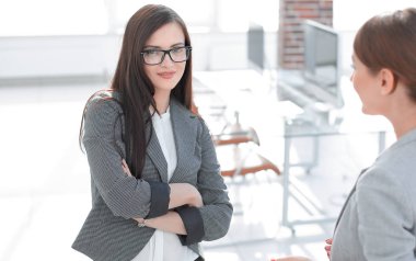 ofiste ayakta konuşurken iki çalışanı