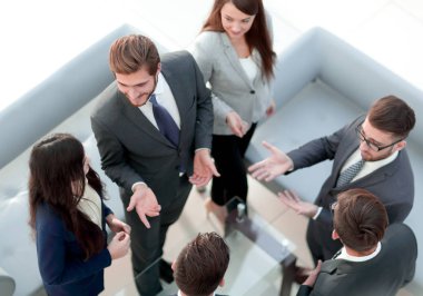 üst üste ofisinde mutlu gülümseyen iş takım ayakta.