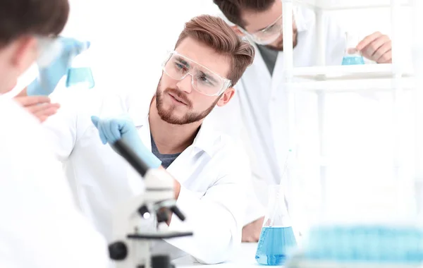 Équipe de science de l'image de fond dans le laboratoire — Photo